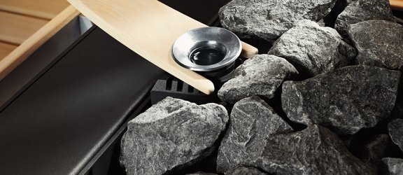 Aroma cup with aroma fork provides stimulating fragrance in the sauna.