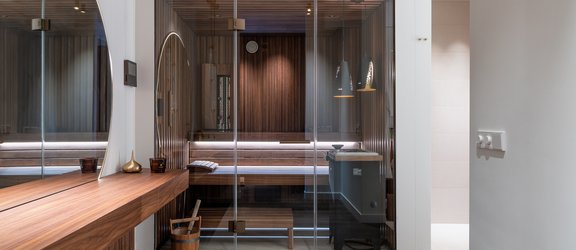 Ma&szlig;gefertigte Sauna aus Nussbaumholz 