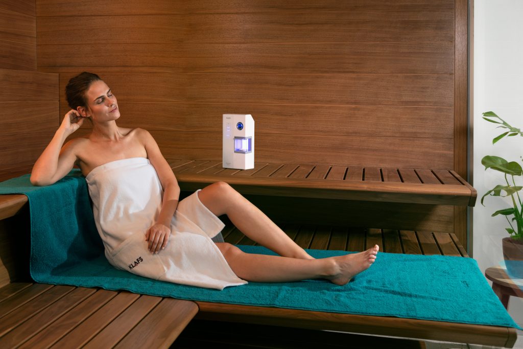 KLAFS Sauna AURORA Frau Sarong Microsalt Saunahandtuch tuerkis AdobeRGB Kopie